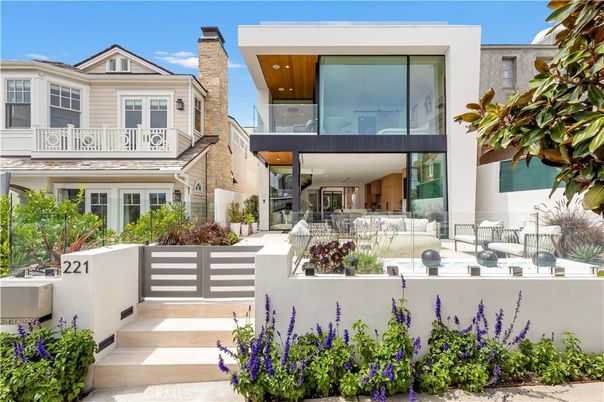 Exterior, Facade, Modern
