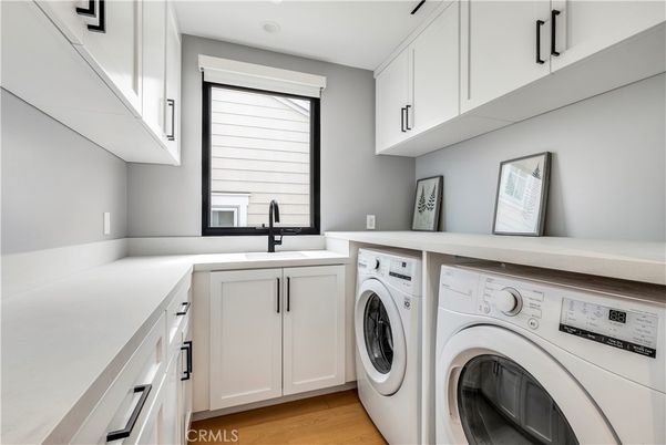 Interior, Washer, Wood Texture Flooring
