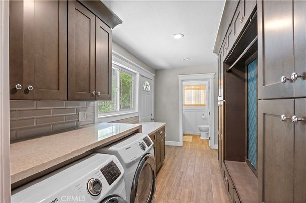 Interior, Recessed Lighting, Washer, Wood Texture Flooring