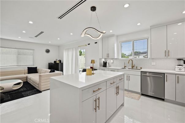 Interior, Kitchen, Living room, Pendant Lights, Recessed Lighting, Stainless Steel Appliances