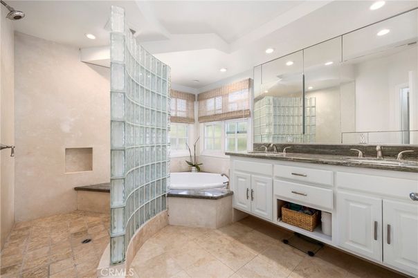 Bathroom, Dual Sink Vanities, Interior, Recessed Lighting