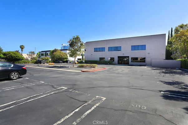 Exterior, Facade, Modern