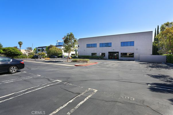 Exterior, Facade, Modern