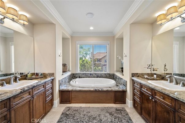 Bathroom, Dual Sink Vanities, Interior, Recessed Lighting