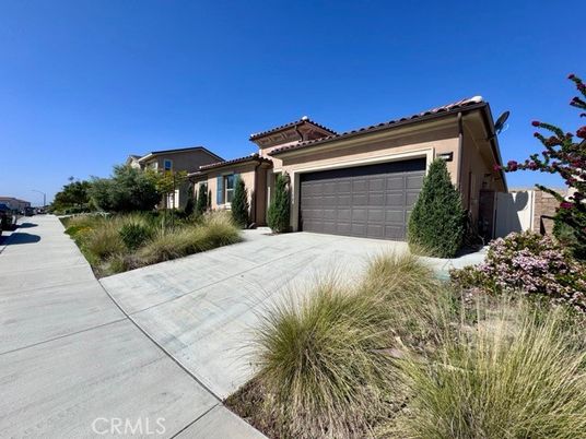 Attached, Exterior, Facade, Mediterranean