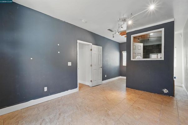 Empty room, Interior