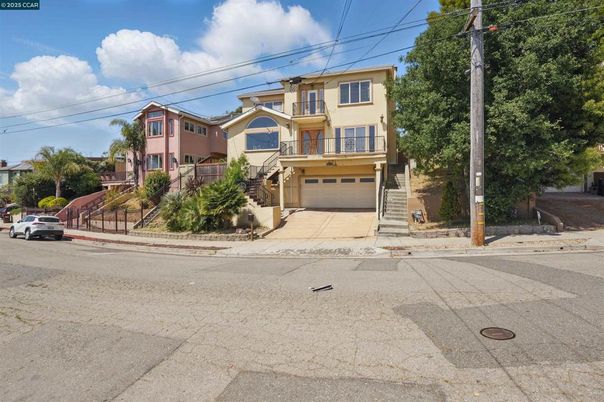 Attached, Exterior, Facade, Rowhouse