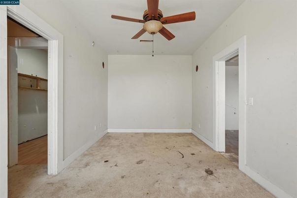 Empty room, Interior