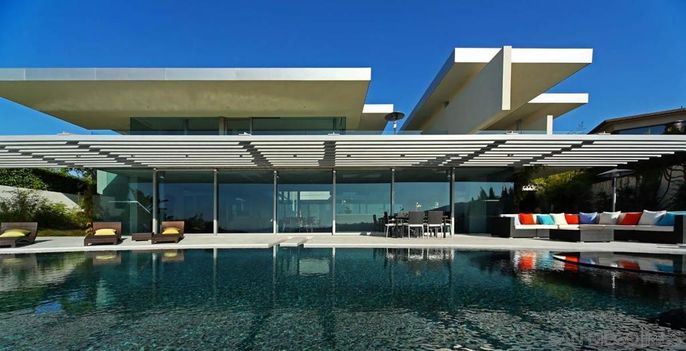 Exterior, Facade, Pool, Modern