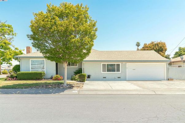 Attached, Exterior, Facade, Ranch