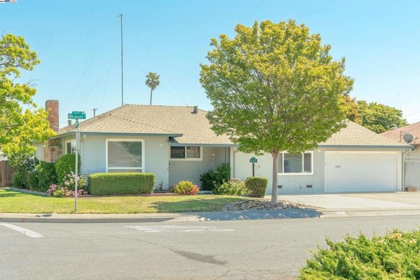 Attached, Exterior, Facade, Ranch