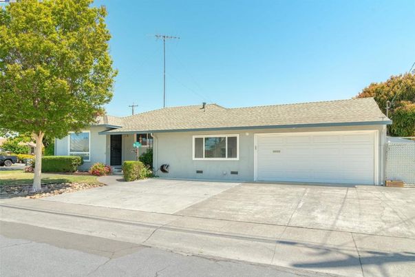 Attached, Exterior, Facade, Ranch