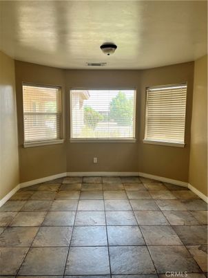 Empty room, Interior