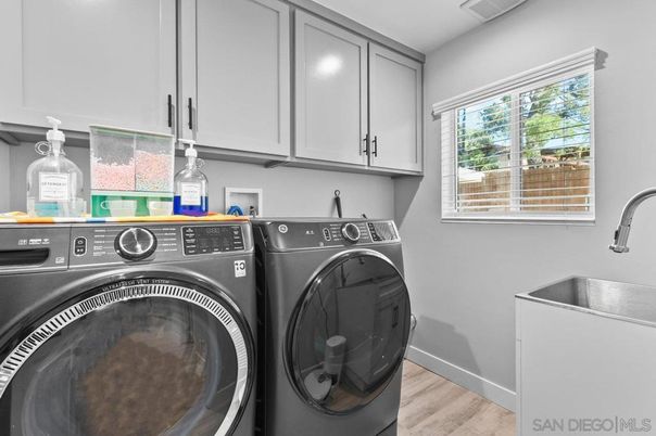 Interior, Washer, Wood Texture Flooring