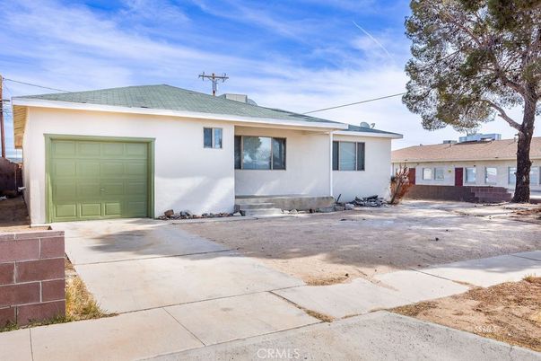 Attached, Exterior, Facade, Ranch