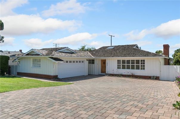 Attached, Exterior, Facade, Ranch