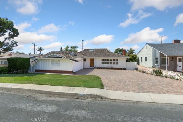 Attached, Exterior, Facade, Ranch