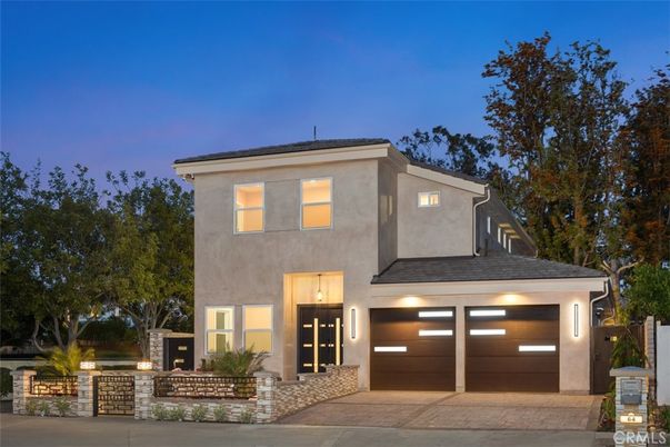 Attached, Exterior, Facade, Modern