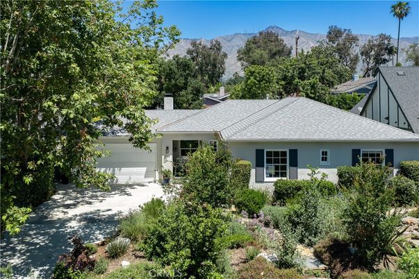 Attached, Exterior, Facade, Ranch