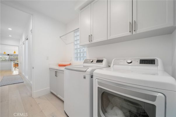 Interior, Recessed Lighting, Washer, Wood Texture Flooring