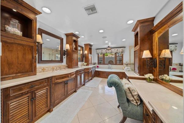Bathroom, Dual Sink Vanities, Interior, Recessed Lighting
