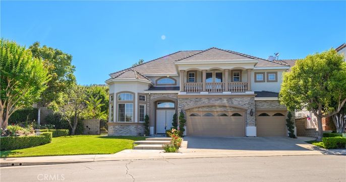 Attached, Exterior, Facade, Mediterranean
