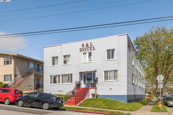 Exterior, Facade, Rowhouse