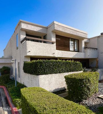 Exterior, Facade, Modern