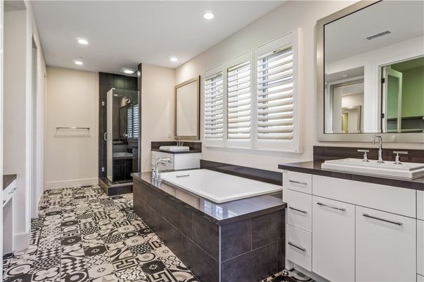 Bathroom, Dual Sink Vanities, Interior, Recessed Lighting