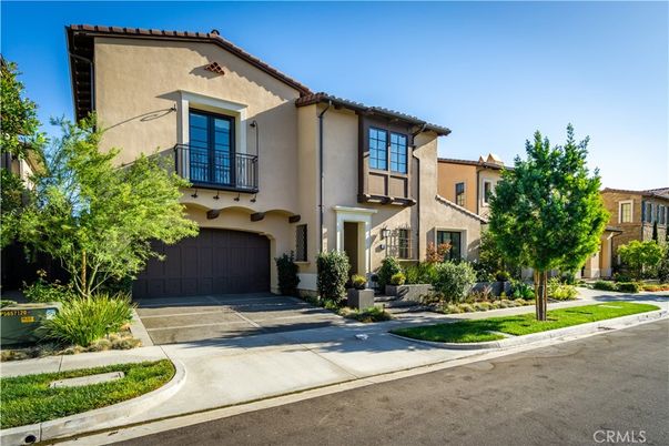 Attached, Exterior, Facade, Mediterranean