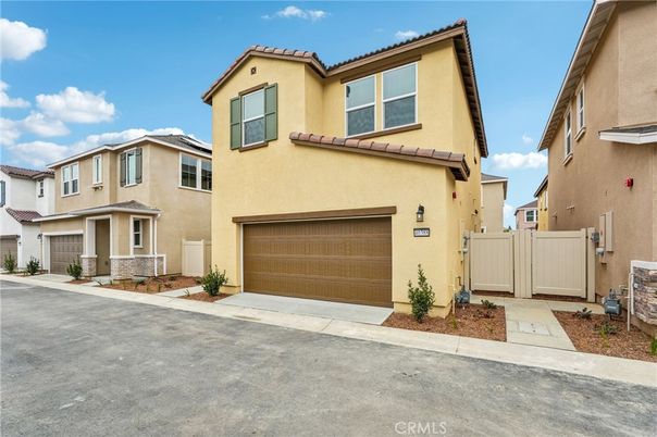 Attached, Exterior, Facade, Mediterranean