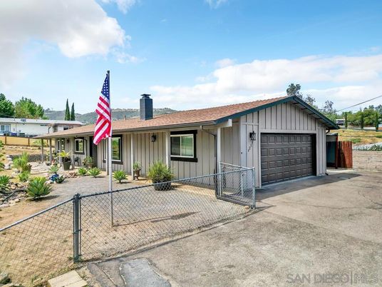 Attached, Exterior, Facade, Ranch