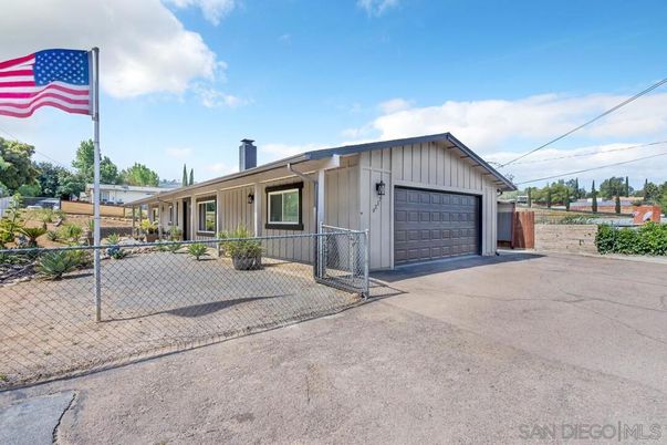 Attached, Exterior, Facade, Ranch