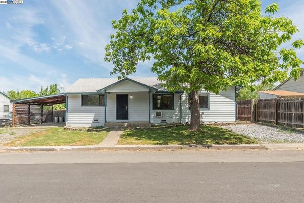 Exterior, Facade, Ranch