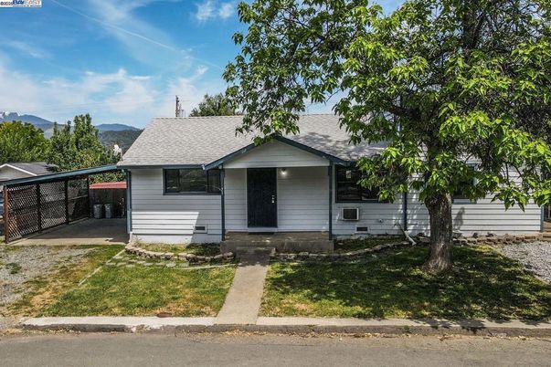 Exterior, Facade, Ranch