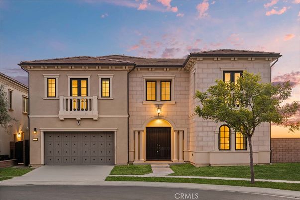 Attached, Exterior, Facade, Mediterranean