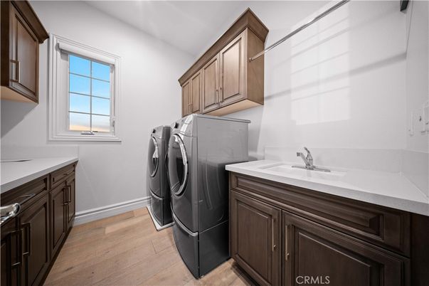 Interior, Washer, Wood Texture Flooring