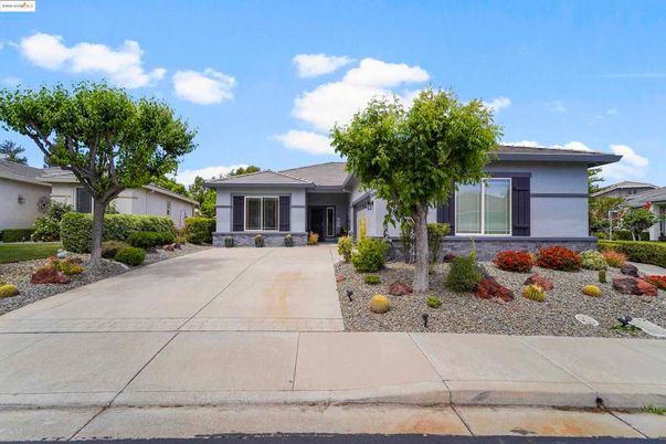 Exterior, Facade, Ranch