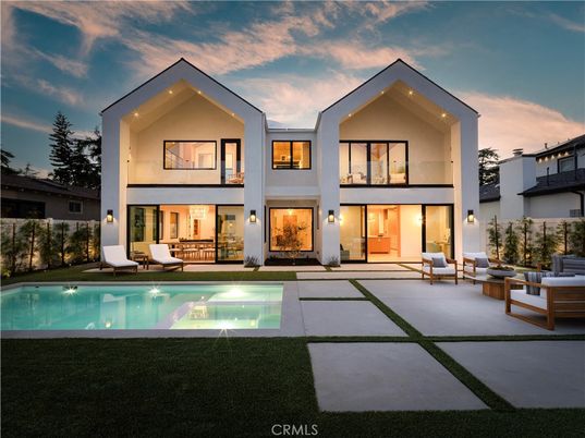 Exterior, Facade, Pool, Modern