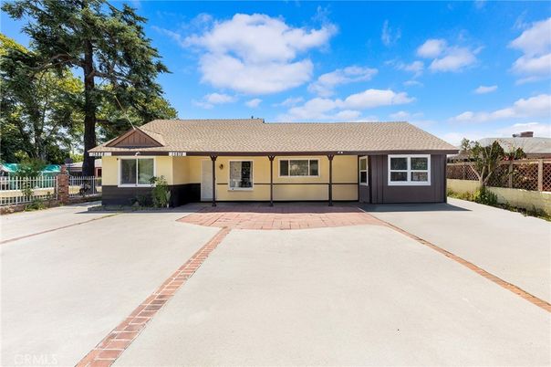 Exterior, Facade, Ranch