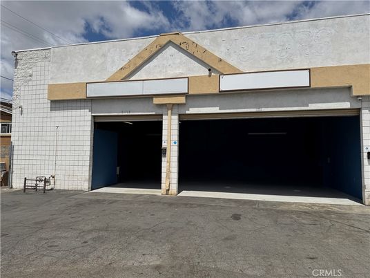 Attached, Exterior, Facade, None