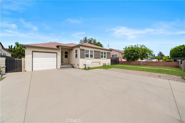Attached, Exterior, Facade, Ranch