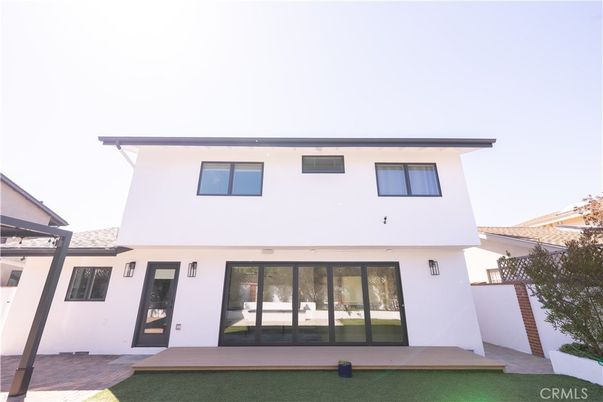 Exterior, Facade, Modern