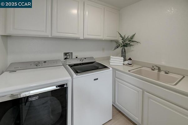 Interior, Washer, Wood Texture Flooring