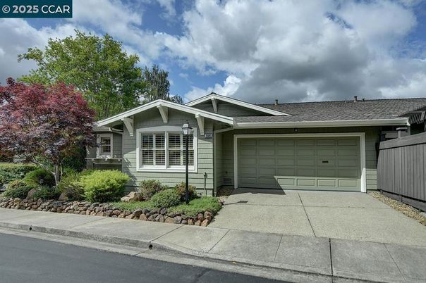 Attached, Exterior, Facade, American Craftsman