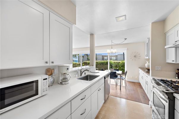 Chandelier, Dining room, Interior, Kitchen, Stainless Steel Appliances, Wood Texture Flooring
