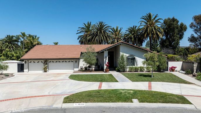 Attached, Exterior, Facade, Ranch