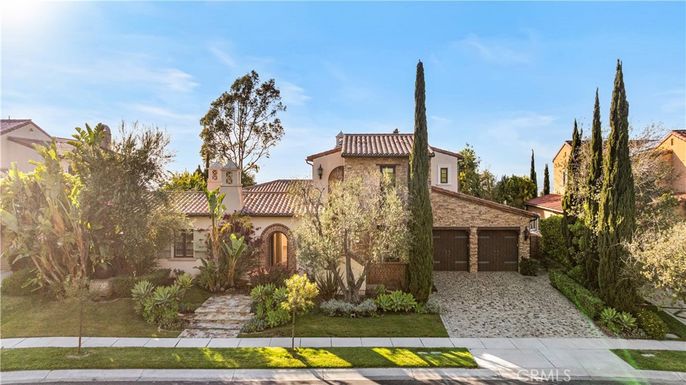 Attached, Exterior, Facade, Mediterranean
