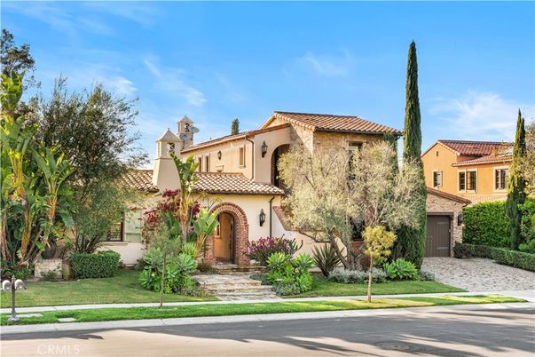 Attached, Exterior, Facade, Mediterranean