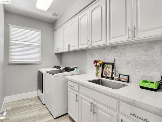 Interior, Washer, Wood Texture Flooring
